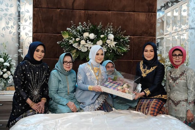 Irma Dwiyani tampak berpose menerima salah satu seserahan dari pihak calon suaminya Fachry Pahlevi Konggoasa. Seserahan yang diterimanya itu berupa kain sarung khas Sulawesi. Foto: Dok. Pribadi