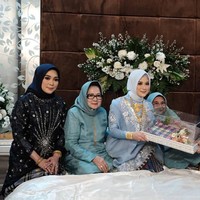 Irma Dwiyani tampak berpose menerima salah satu seserahan dari pihak calon suaminya Fachry Pahlevi Konggoasa. Seserahan yang diterimanya itu berupa kain sarung khas Sulawesi. Foto: Dok. Pribadi