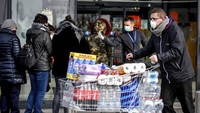 Seorang warga mendorong troli berisi belanjaan di kawasan Casalpusterlengo, Italia. Claudio Furlan/Lapresse via AP.