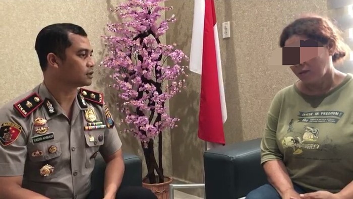 Kapolsek Sunggal bersama seorang perempuan yang diduga menipu korban dengan modus hipnotis (dok. Istimewa)