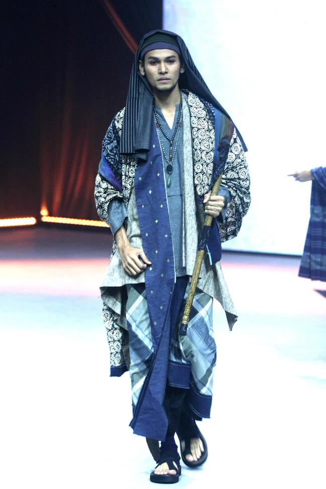 Deden Siswanto merilis koleksi busana muslim sarung dengan gaya kekinian di ajang Muslim Fashion Festival 2020, Jakarta Convention Center, Jakarta, Jumat [21/2/2020].  Foto: Mohammad Abduh/Wolipop.