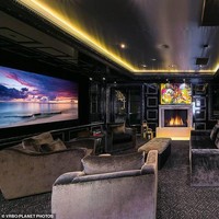 Sebelum rumah tersebut dibeli oleh Meghan dan Harry, sempat disewa oleh Kylie Jenner selama dua minggu. Meghan dan Harry nantinya akan bertetangga dengan Robert Downey Jr. hingga Caitlyn Jenner. Foto: Dok. VRBO