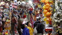 Dua orang anak yang menggunakan masker sedang melihat berbagai permainan yang dijual di salah satu toko di kawasan Hong Kong. AP Photo/Kin Cheung.