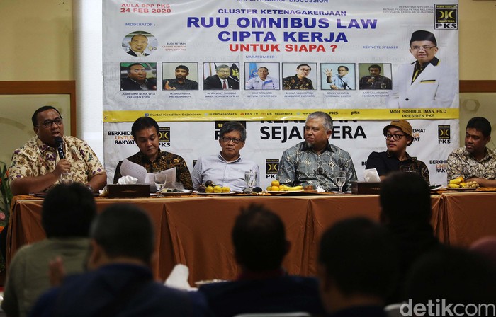 Diskusi bertema 'RUU Omnibus law Cipta untuk Siapa?' digelar di DPP PKS, Jakarta, Senin (24/2). RUU ini sendiri mendapat penolakan dari berbagai pihak.