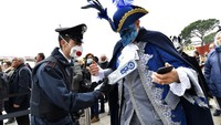 Italia menambah deretan negara yang terdampak virus corona. Diketahui ada 10 kota yang dikunci guna mengantisipasi penyebaran COVID-19 di negara tersebut. Pihak berwenang pun dilaporkan menghentikan penyelanggaraan Karnaval kostum dan topeng di Venesia guna mencegah penyebaran virus corona di area publik. AP Photo/Luigi Costantini.