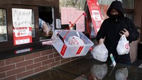 Guna mencegah penyebaran virus corona melalui kontak langsung, sebuah restoran di Beijing, China, meletakkan kotak untuk menaruh makanan guna mencegah kontak langsung antara pramusaji dengan pembeli. AP Photo/Andy Wong.