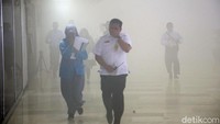 Para pegawai DPR yang berada di lokasi tampak panik. Mereka berhamburan keluar gedung meyelamatkan diri.