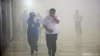 Pegawai Berhamburan Saat Gedung DPR Berasap