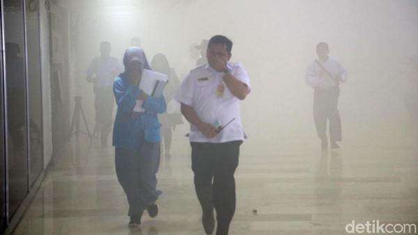 Pegawai Berhamburan Saat Gedung DPR Berasap