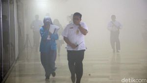 Pegawai Berhamburan Saat Gedung DPR Berasap