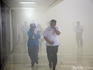 Video Penjelasan Polisi soal Kepulan Asap di Gedung DPR