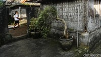 Kebersihan di Desa Penglipuran dapat terjadi karena warga di sana melakukan pengelolaan sampah dengan pemisahan sampah.