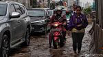 Potret Jalan Boulevard Barat Kelapa Gading yang Masih Tergenang Air