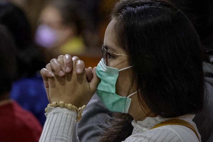 Wabah virus corona telah melanda ke sejumlah negara di dunia usai pertama kali diidentifikasi di Wuhan. Yuk, lihat aktivitas warga di tengah wabah virus corona