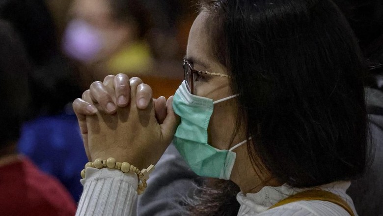 Aktivitas Warga Dunia di Tengah Virus Corona Wabah virus corona telah melanda ke sejumlah negara di dunia usai pertama kali diidentifikasi di Wuhan. Yuk, lihat aktivitas warga di tengah wabah virus corona