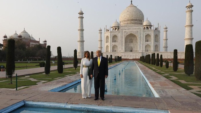 Presiden AS Donald Trump dan sang istri Melania Trump sempat mengunjungi tempat yang paling ikonik di India. Apalagi kalau bukan Taj Mahal. Yuk, intip sesi foto keduanya!