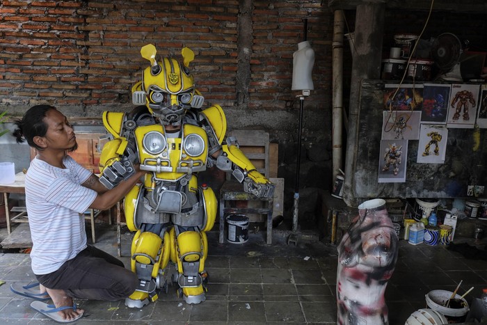Pembuatan Kostum Robot di Solo Seorang perajin di Solo mampu membuat kerajinan kostum robot berbagai ukuran. Kostum robot itu dibanderol mulai dari Rp 2 juta hingga Rp 8 juta. Penasaran?