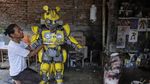 Unik! Perajin di Solo Bikin Kostum Robot Berbagai Bentuk