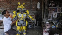 Seorang perajin sedang menyelesaikan pesanan kostum robot di Pasar Kliwon, Solo, Jawa Tengah, Senin (24/02/2020).