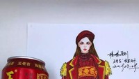 Minuman kaleng warna merah dan emas lagi-lagi dibuat apik oleh Yang Yang. Siapa suka coat merah dengan bulu warna kuning ini? Foto: Yang Yang