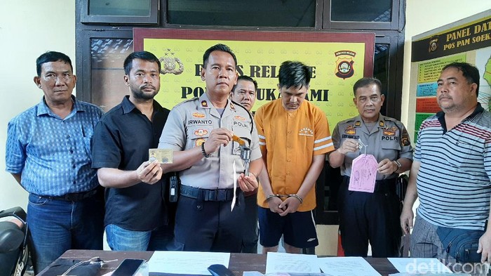 Polsek Sukarami saat menunjukkan barang bukti dan tersangka Fredy