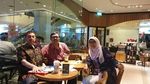 Ramai karena Pernyataannya, Sitti Hikmawatty Tetap Santai Sambil Ngopi