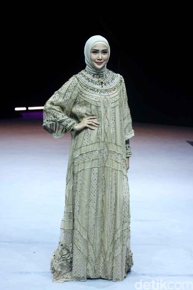 Presenter Fenita Arie yang sudah hijrah tampil menjadi model untuk fashion show Ayu Dyah Andari. Fenita memeragakan gamis hijau dari desainer yang terkenal dengan karya busana pengantinnya itu. Foto: Mohammad Abduh/Detikcom