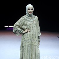 Presenter Fenita Arie yang sudah hijrah tampil menjadi model untuk fashion show Ayu Dyah Andari. Fenita memeragakan gamis hijau dari desainer yang terkenal dengan karya busana pengantinnya itu. Foto: Mohammad Abduh/Detikcom