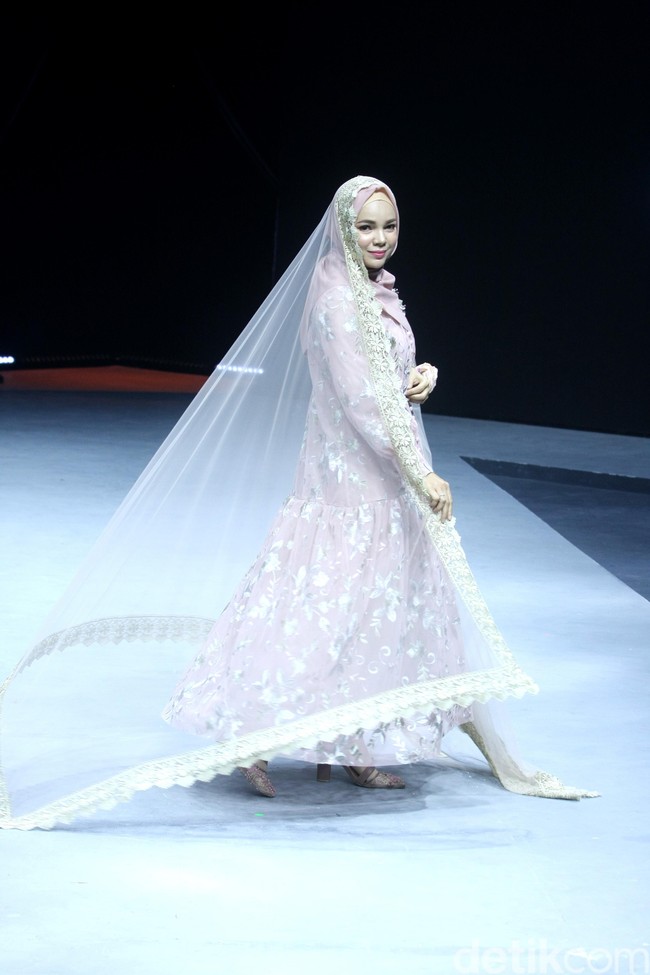 Dewi Sandra memesona dengan dress cantik dari Barli Asmara yang bertemakan Neelakurinji, bunga yang tumbuhnya 12 tahun sekali di India. Foto: Mohammad Abduh/Detikcom