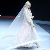 Dewi Sandra memesona dengan dress cantik dari Barli Asmara yang bertemakan Neelakurinji, bunga yang tumbuhnya 12 tahun sekali di India. Foto: Mohammad Abduh/Detikcom