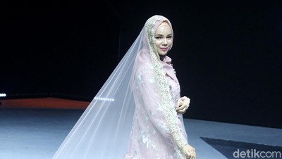 Adu Gaya Hijab Dewi Sandra, Dhini Aminarti dan Selebgram Amerika