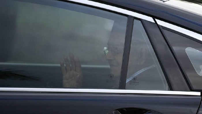 Tun Dr Mahathir Mohamad waves as he leaves Istana Negara on February 24, 2020. -AFP
