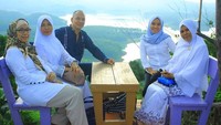 Di samping pernyataannya yang mengejutkan, ternyata Sitti Hikmawatty termasuk orang yang santai. Hal tersebut dapat terlihat dari momen kuliner Sitti yang banyak dibagikan di laman instagramnya. Foto: Instagram @st.hikmawatty