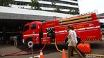 Pegawai Berhamburan Saat Gedung DPR Berasap
