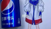 Bagaimana kalau Pepsi ditransformasikan jadi baju trendy? Inilah hasilnya! Warna ikonik biru, putih, dan merah tetap terlihat. Foto: Yang Yang