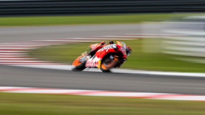Repsol Honda Teams Spanish rider Marc Marquez steers his bike after taking a corner during the second day of the pre-season MotoGP winter test at the Sepang International Circuit in Sepang on February 8, 2020. (Photo by Mohd RASFAN / AFP)
