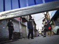 Waspada Hantu PHK di Balik Geger Corona, Harga Emas Cetak Rekor
