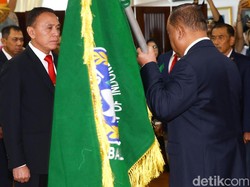 Iriawan bersama jajaran pengurus disumpah oleh Ketum KONI Marciano Norman.