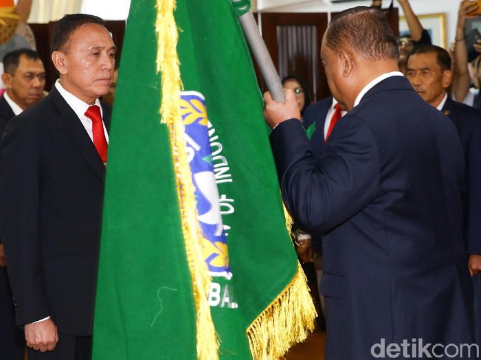 Ketua Umum Komite Olahraga Nasional Indonesia (KONI) Marciano Norman, secara resmi melantik kepengurusan PSSI yang diketuai oleh Mochamad Iriawan yang berlangsung dikantor KONI, Jakarta, Senin (24/2/2020). Kepengurusan PSSI yang baru dilantik ini berlangsung hingga tahun 2023.