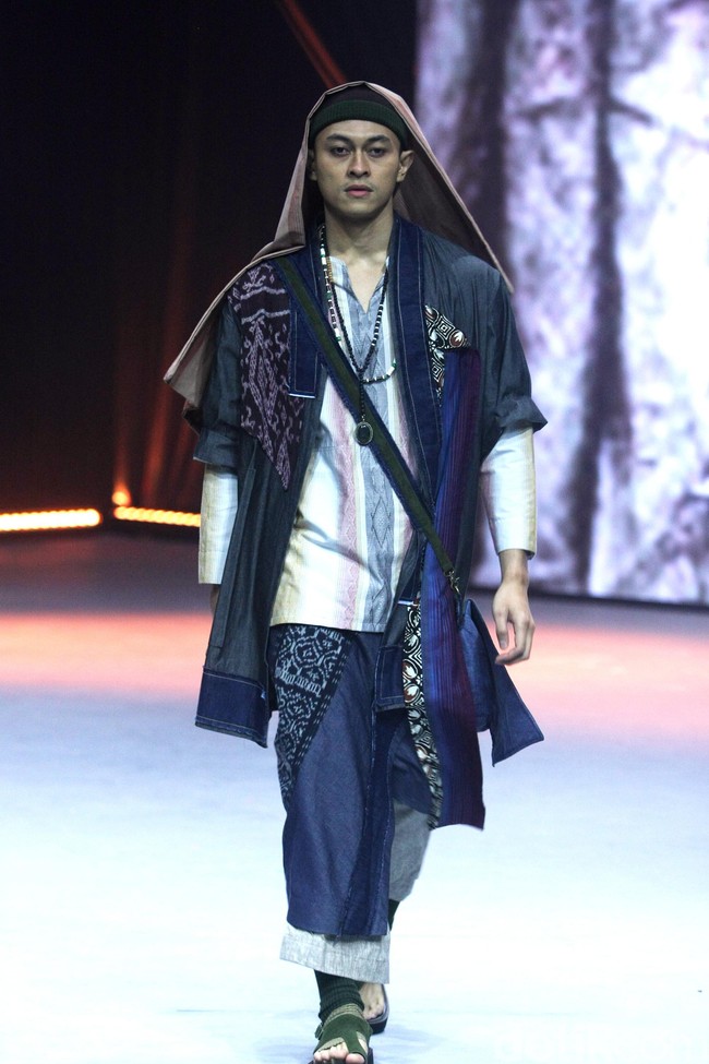 Deden Siswanto merilis koleksi busana muslim sarung dengan gaya kekinian di ajang Muslim Fashion Festival 2020, Jakarta Convention Center, Jakarta, Jumat [21/2/2020]. Foto: Mohammad Abduh/Wolipop.