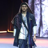 Deden Siswanto merilis koleksi busana muslim sarung dengan gaya kekinian di ajang Muslim Fashion Festival 2020, Jakarta Convention Center, Jakarta, Jumat [21/2/2020]. Foto: Mohammad Abduh/Wolipop.
