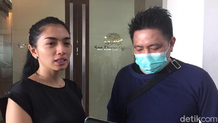 Angel Karamoy dan Steven Rumangkang di rumah duka Ventje Rumangkang (Tiara Aliya/detikcom)