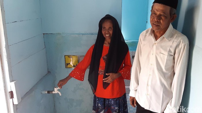 Iriana Jokowi memberikan bantuan jamban untuk warga Serang