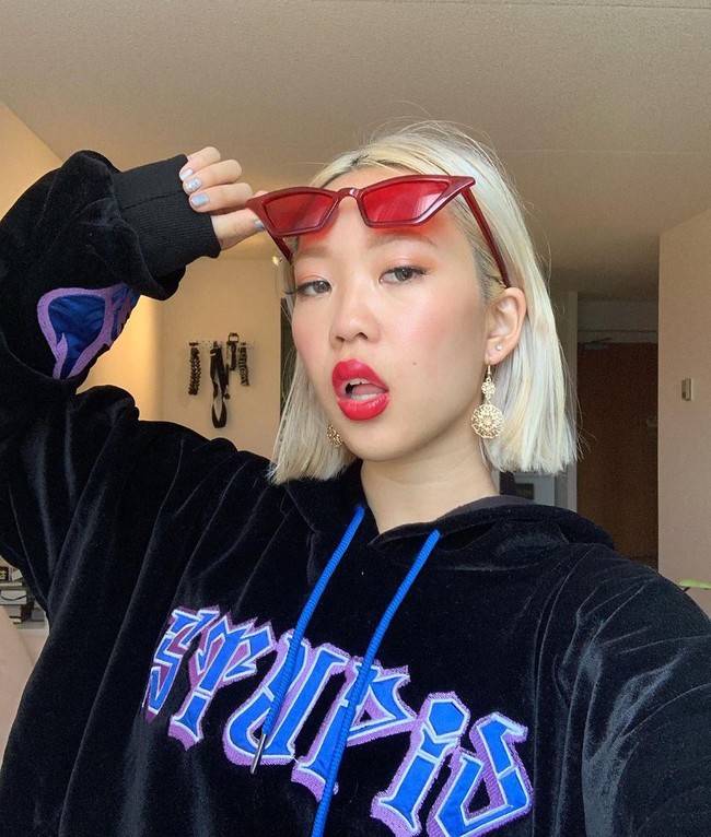 Bukan rahasia lagi jika para trainee yang bermimpi ingin jadi idol KPop harus latihan ekstra keras untuk bisa mewujudkan cita-cita. Dan tak semua orang mampu melewatinya. YouTuber kelahiran Inggris yang dikenal sebagai Euodias pun mengungkap sisi gelap di balik kerja keras para trainee. Foto: Instagram @euo.coeur