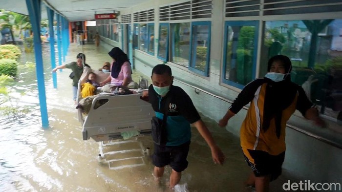 Pasien di RSUD Kraton Kota Pekalongan Dievakuasi Imbas Banjir Kota Pekalongan kembali terendam banjir hari ini. RSUD Kraton di Kota Pekalongan tak luput dari genangan banjir sehingga 20 pasiennya harus dievakuasi.