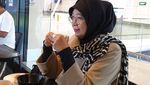 Ramai karena Pernyataannya, Sitti Hikmawatty Tetap Santai Sambil Ngopi