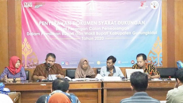 Pasangan Anton-Suparno saat menerima berita acara pengecekan syarat dukungan menjadi balon perseorangan dari KPU Gunungkidul.