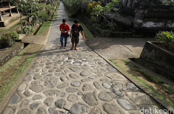 Sebagai salah satu desa wisata yang cukup populer di Pulau Bali, wisatawan yang datang berkunjung ke Desa Penglipuran juga harus ikut serta menjaga kebersihan lingkungan. Salah satunya dengan tidak membuang sampah sembarangan.