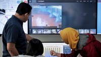Anies Baswedan tengah melakukan pengecekan di layar monitor. 