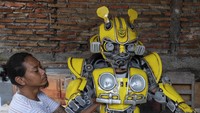 Kostum robot itu dibanderol dengan harga mulai dari Rp 2 juta hingga Rp 8 juta tergantung ukuran dan tingkat kesulitan pembuatannya.